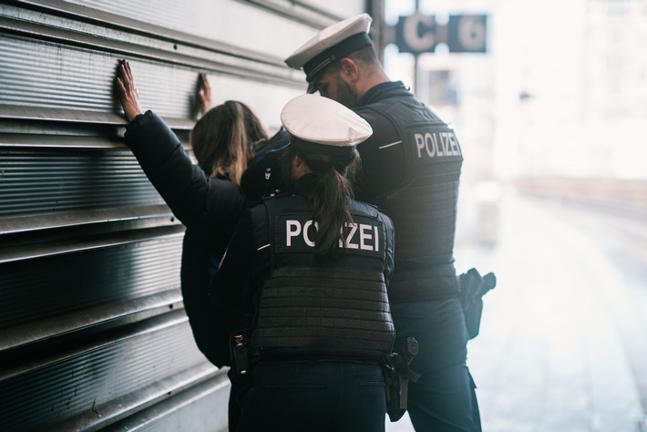 BPOL NRW: Widerstand gegen Polizeibeamte, mehrere Haftbefehle sowie ein Fluchtversuch - Bundespolizei nimmt fest