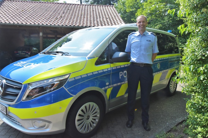 POL-BI: Der neue Leiter der Autobahnpolizei nahm die neuen Vitos in Empfang