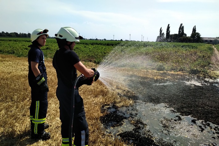 FW-KLE: Mähdrescher löst Feldbrand aus/ Feuerwehr bittet um Hilfe - Landwirte sollen Güllefässer mit Wasser bereitstellen