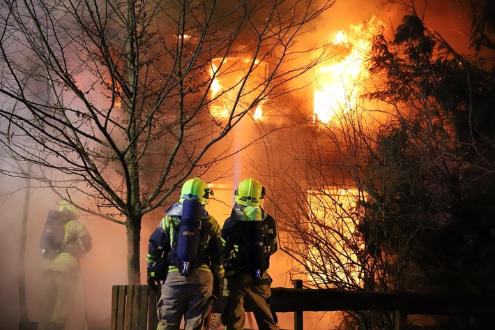 FW-SE: Feuer zerstört Wohngebäude