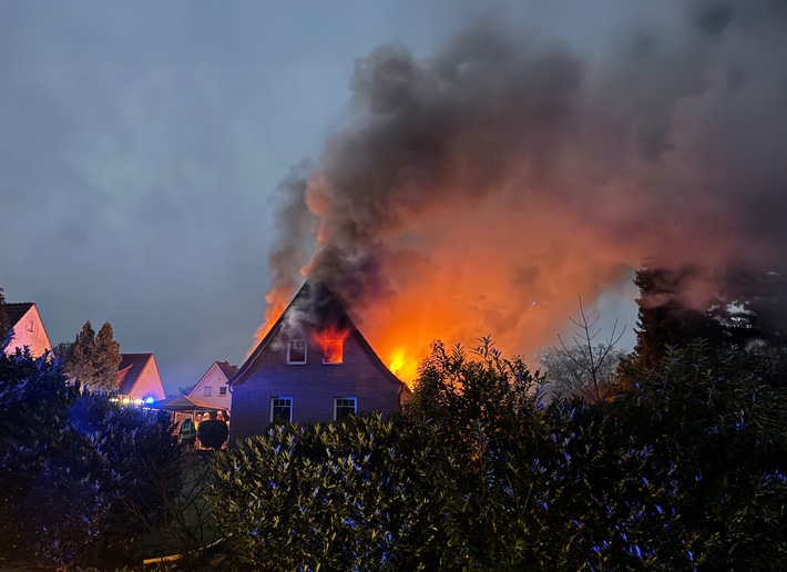 FW Osterholz-Scharm.: Gebäudebrand / Familie kann sich rechtzeitig in Sicherheit bringen