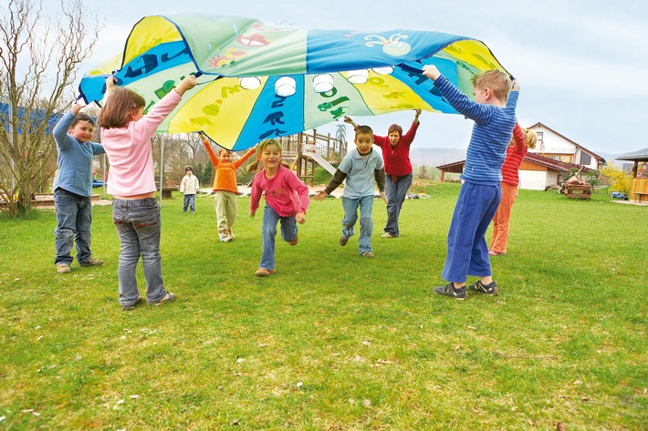 Betreuungsschlüssel: Masse statt Klasse / Geht der Kita-Ausbau auf Kosten der Qualität? / Ein Beitrag der JAKO-O Initiative "Lasst Kinder einfach Kinder sein" zum neuen Kinderförderungsgesetz (BILD)