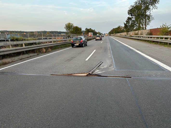 POL-OS: Melle: Materialermüdung sorgte für Unfälle und stundenlange Vollsperrung auf der A30 (FOTO)