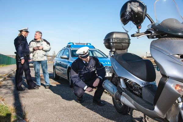 POL-REK: Rollerdieb aus Randkanal gerettet - Frechen