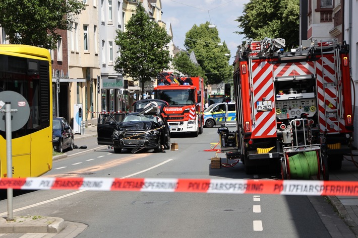 FW-E: Verkehrsunfall zwischen Pkw und Bus - Fahrerin nach technischer Rettung ins Krankenhaus transportiert