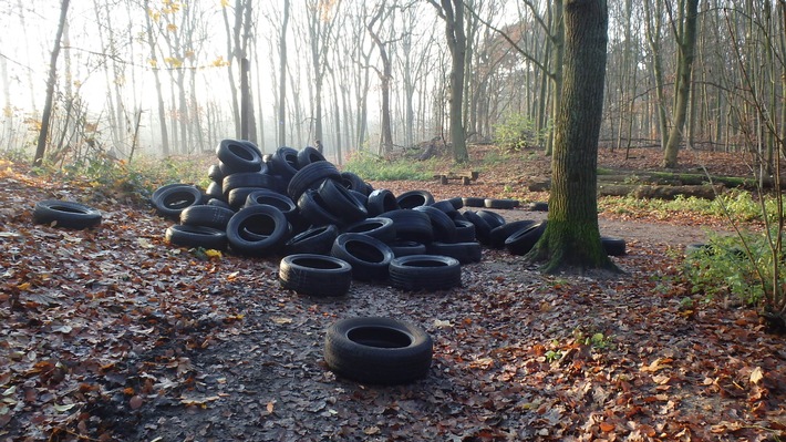 POL-DU: Baerl: 160 Autoreifen am Wald abgeladen - Polizei sucht Zeugen