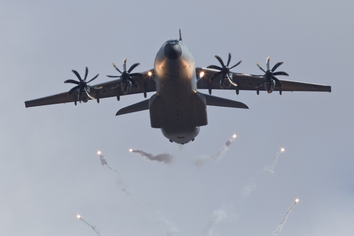 Fähigkeitsaufwuchs: Erster A400M mit Selbstschutzsystem verlegt in den Einsatz nach Jordanien