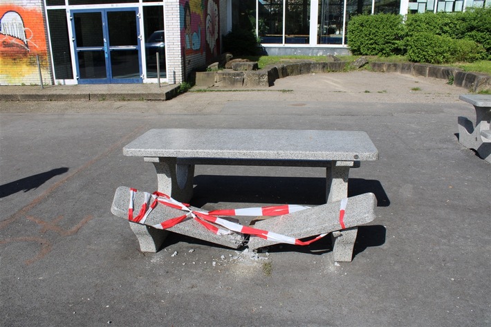 POL-HA: Sitzgelegenheiten auf Schulhof mutwillig beschädigt