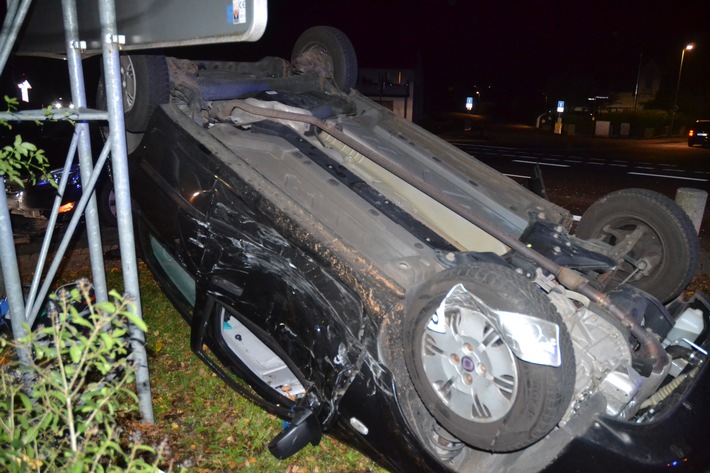 POL-NI: Verkehrsunfall-Fahrzeug bleibt auf dem Dach liegen