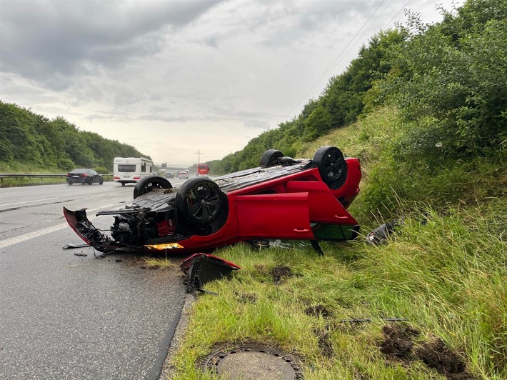 POL-VDKO: Unfall auf der Autobahn, Lebensretter Sicherheitsgurt