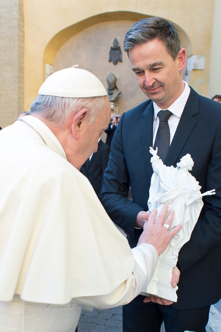 Papst Franziskus segnet Apostel Petrus aus Meissener Porzellan