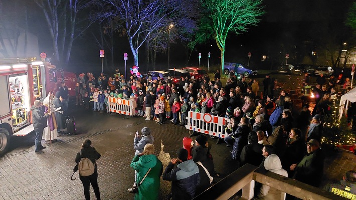 FW-AR: Löschzug Oeventrop begeistert beim lebendigen Adventskalender