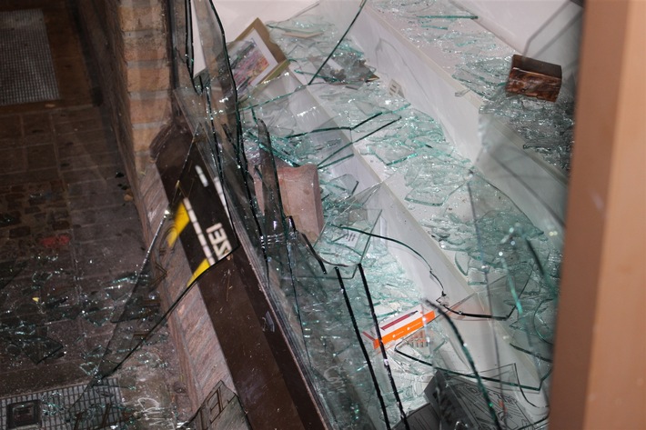 POL-RBK: Bergisch Gladbach - Eingeworfene Schaufensterscheibe eines Geschäftes fällt Polizisten auf