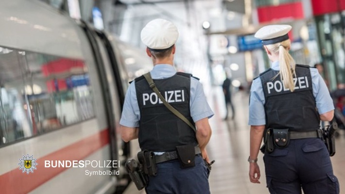 Bundespolizeidirektion München: Fahrscheinloser greift Polizisten tätlich an / 22-Jähriger verletzt Landespolizisten