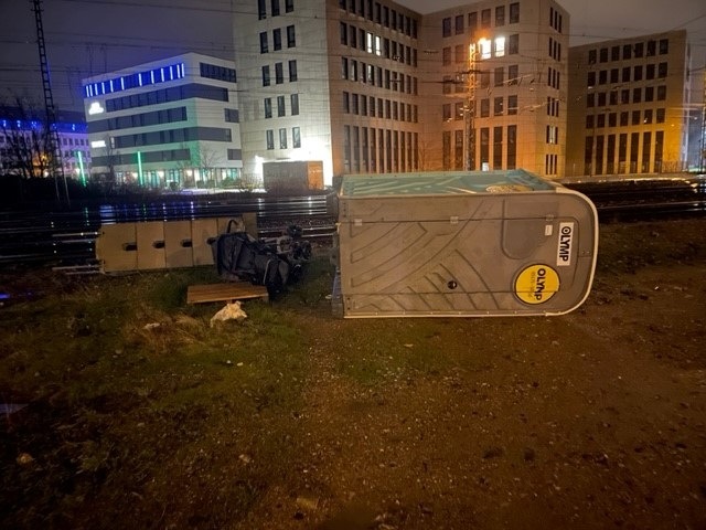 BPOL NRW: Betonplatten, Dixi-Klo und Kinderwagen im Gleis platziert - Bundespolizei sucht Zeugen