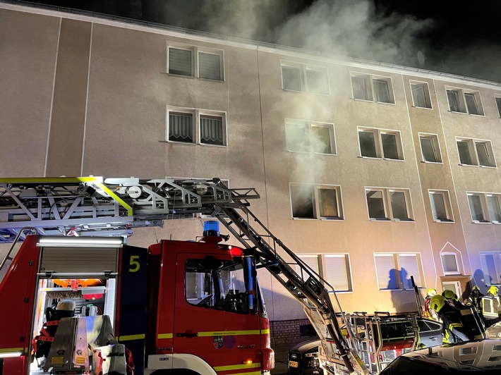 FW-GE: Eine verletzte Person nach Wohnungsbrand in Gelsenkirchen-Schalke
