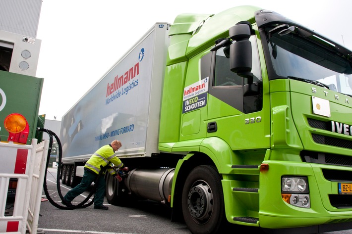 Hellmann Worldwide Logistics testet als erstes Unternehmen in Deutschland LNG (Flüssig-Erdgas) als Kraftstoff für schwere Nutzfahrzeuge (BILD)