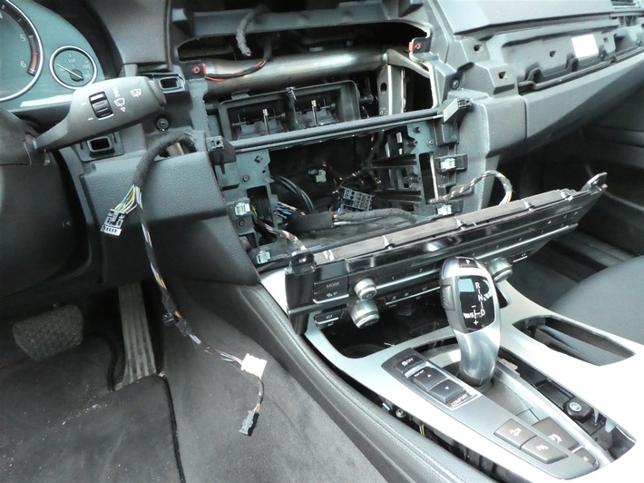 POL-MS: Unbekannte brechen Autos auf - Airbags, Lenker und Navigationsgeräte ausgebaut