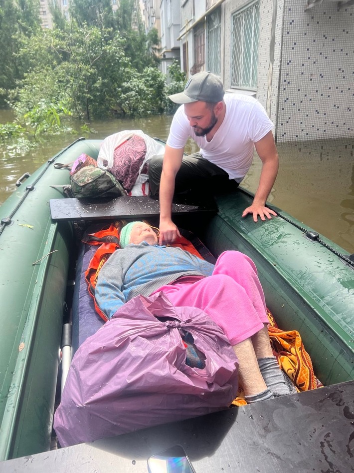 Nach Dammbruch: Samaritan&#039;s Purse bringt Hilfsgüter in die Ukraine / Partner helfen bei Wasserrettung und verteilen Lebensmittel