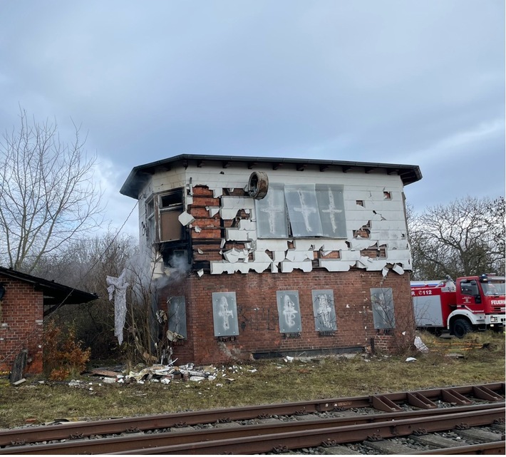 LPI-NDH: Ehemaliges Stellwerk in Flammen - Kripo im Einsatz
