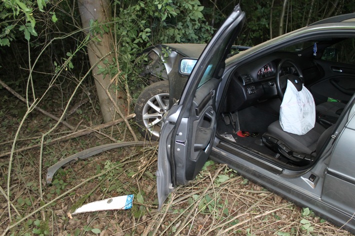 POL-OE: 59-jähriger BMW-Fahrer verletzt sich bei Alleinunfall