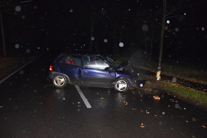 POL-HF: Opel Corsa prallt gegen Straßenbaum- Fahrer stand unter Alkoholeinfluss