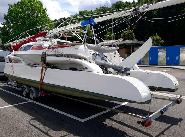 HZA-SI: Segelboot schippert auf Anhänger am ZOLL vorbei