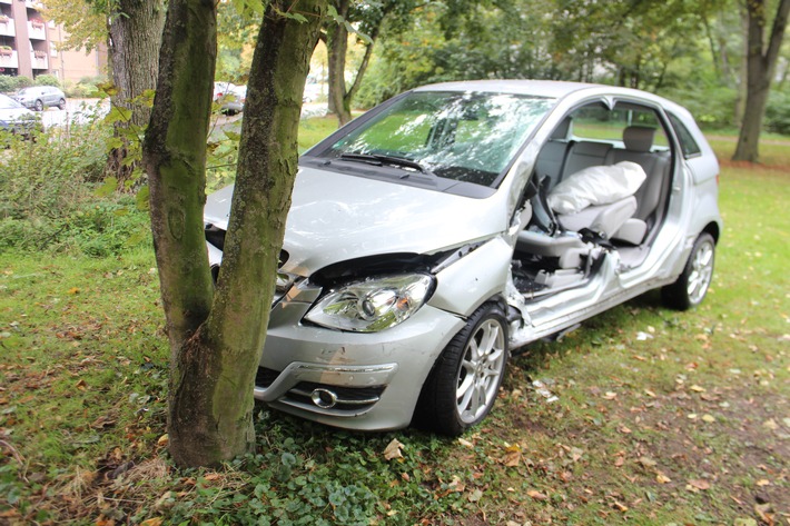 POL-DU: Friemersheim: Autofahrerin kollidiert mit Bus - 87-Jährige bei Unfall schwer verletzt