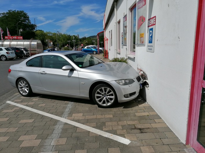 POL-PDWIL: PKW fährt in Außenwand eines Supermarktes