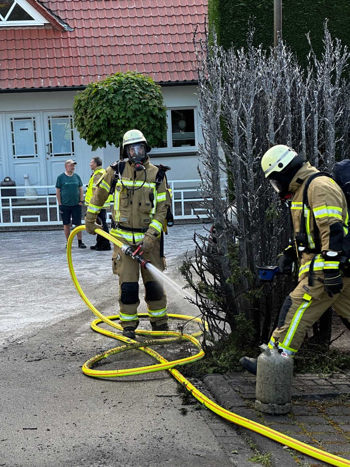 FW Menden: Anwohner löschen Heckenbrand und verhindern Schlimmeres