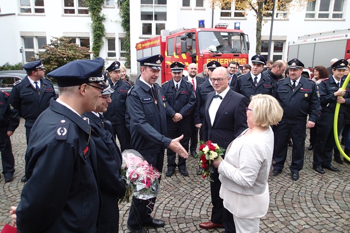 FW-PL: Stellvertretender Feuerwehrchef "Winni" Hüsken und seine Lebensgefährtin Tanja Stüken gaben sich vor dem Standesamt in Plettenberg das Ja-Wort. Großaufgebot der Feuerwehr am Rathaus.