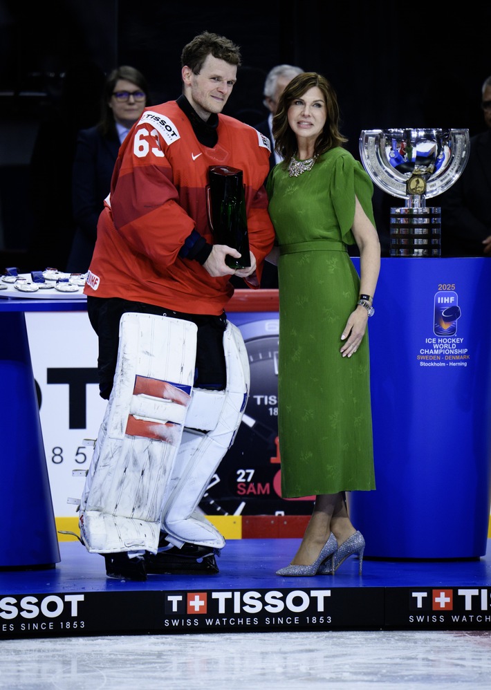 IIHF Eishockey-Weltmeisterschaft: Leonardo Genoni erhält von Škoda Design neu gestaltete MVP-Trophäe