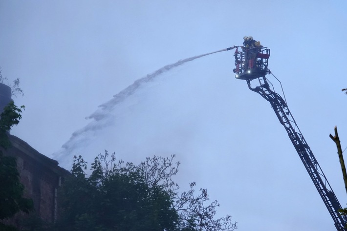 FW Dresden: Erneute Warnung vor Rauchentwicklung beim Großbrand in Dresden-Leuben