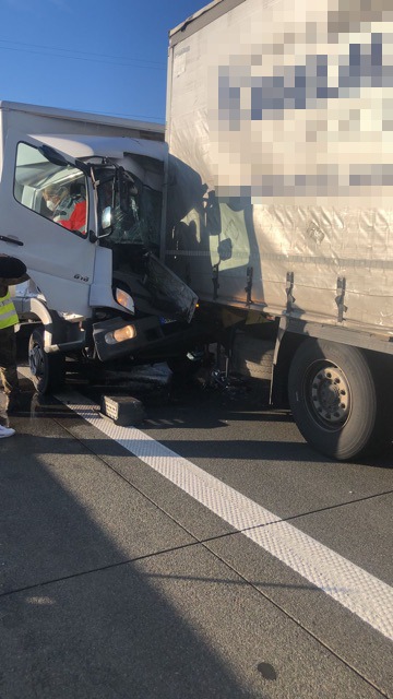 POL-ROW: ++ Auffahrunfall auf der A1 - Autobahn für Stunden gesperrt ++