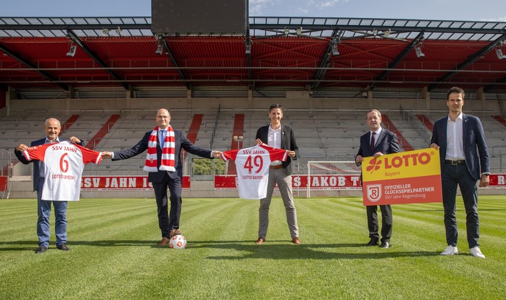Füracker: LOTTO Bayern verlängert Sponsoring beim SSV Jahn Regensburg