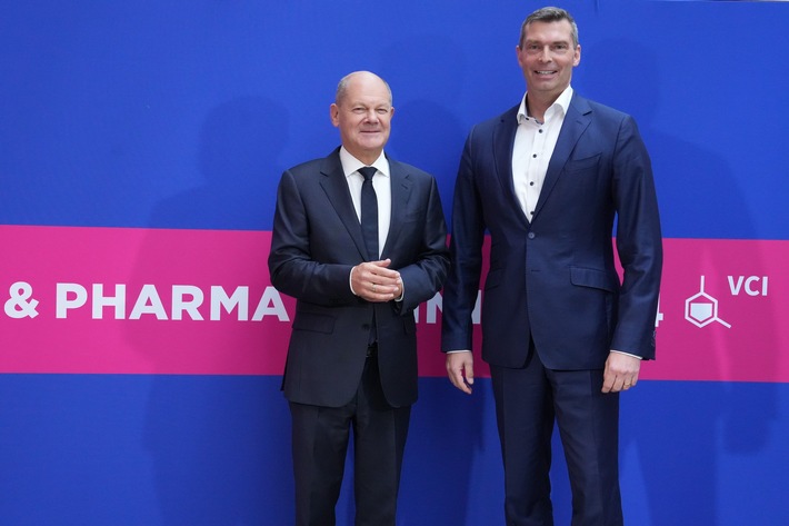 Chemie & Pharma Summit in Berlin: Politische Spitze stellt sich der Branche / Steilemann: "Wir müssen den Aufbruch wagen"