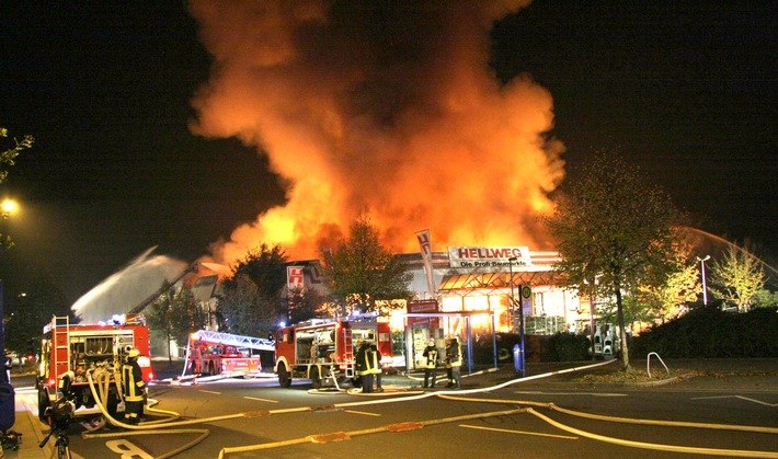 FW-E: Hellweg-Baumarkt in Essen vollständig niedergebrannt, hoher Sachschaden