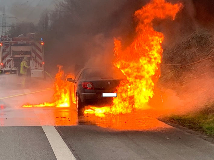 FW-GLA: PKW Brand auf der Autobahn