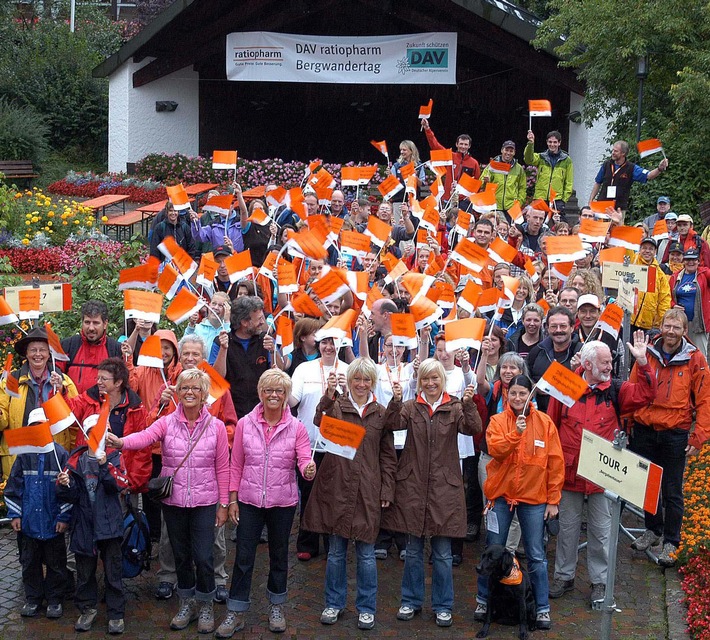 200 Wanderfans beim ersten "DAV ratiopharm Bergwandertag" in Bad Hindelang