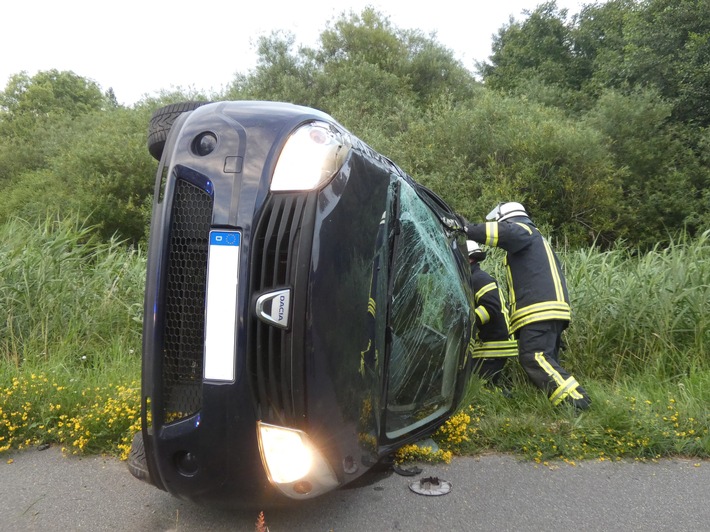 POL-CUX: Verkehrsunfall auf der B73 im Bereich Altenbruch - zwei junge Menschen leicht verletzt (Foto im Anhang)