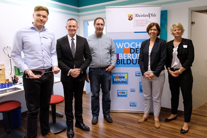 "Woche der Berufsbildung" in Rheinland-Pfalz / Minister Wissing trifft Hörakustik-Auszubildende