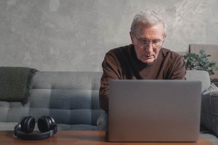 Wenn Schreiben der erste Schritt ist: LebensLinien 60+ bietet anonyme Online-Beratung für ältere Menschen in belastenden Lebensphasen durch ehrenamtliche Berater*innen im ähnlichen Lebensalter