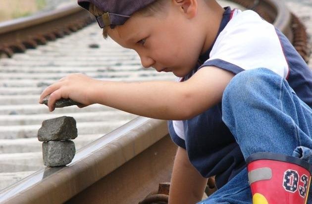BPOL-KS: Lebensgefährliches  Spiel - Kinder legen Steine auf Gleise