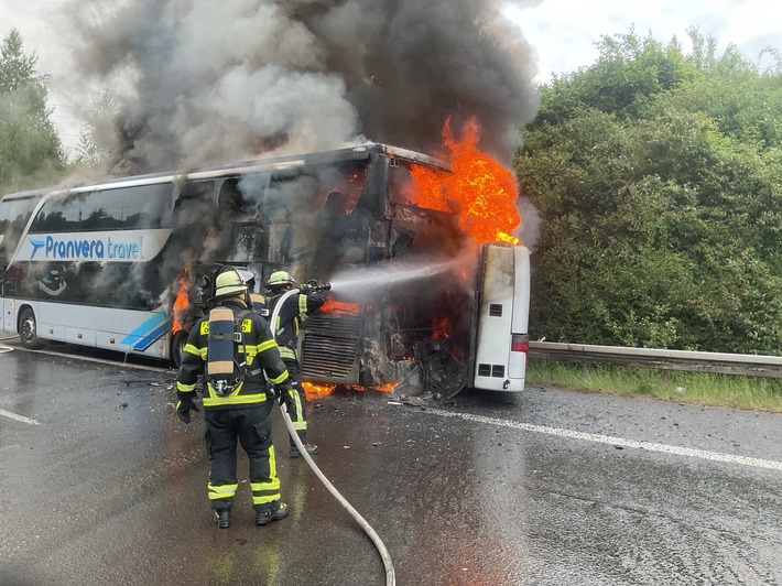FW-DO: Brennender Reisebus auf B 236