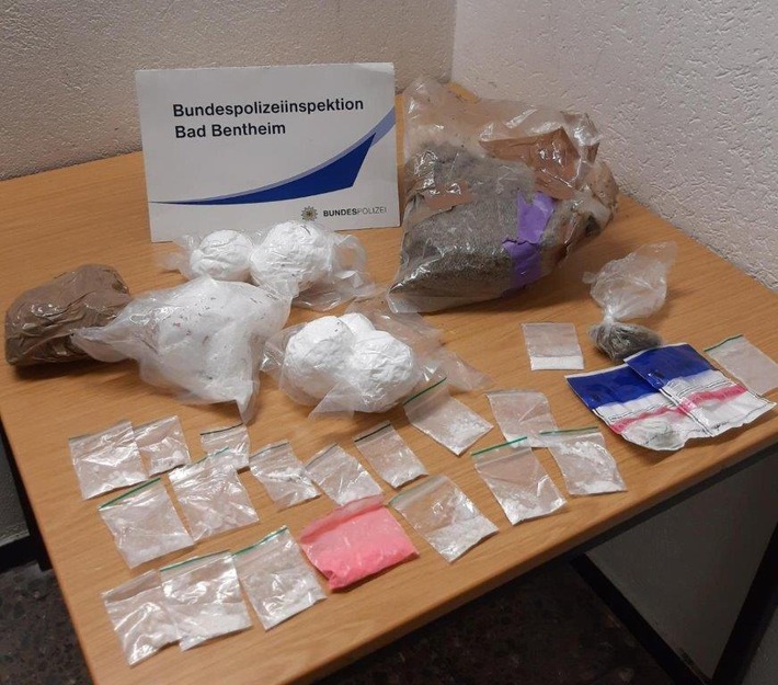 BPOL-BadBentheim: Trio versuchte Drogen über die Grenze zu schmuggeln / Drogen im Wert von 23.000 EUR beschlagnahmt