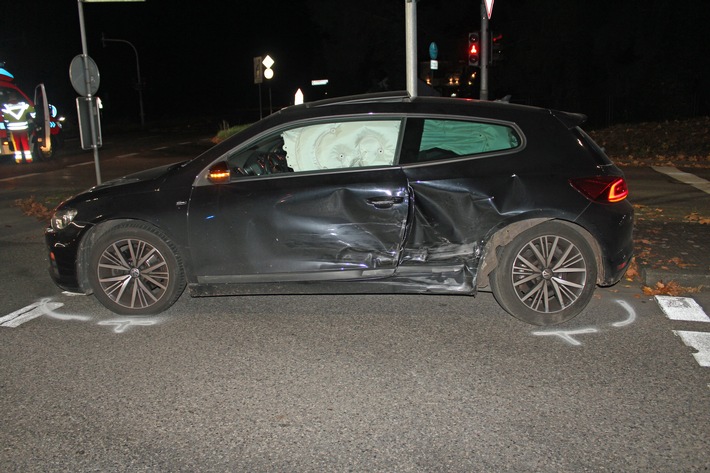 POL-ME: Leicht Verletzte und hoher Sachschaden bei Verkehrsunfall - Erkrath - 1910128