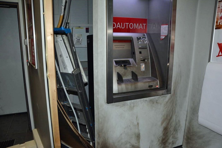 POL-ME: Erstmeldung: Unbekannte versuchen, Geldautomaten zu sprengen - Velbert - 2203162