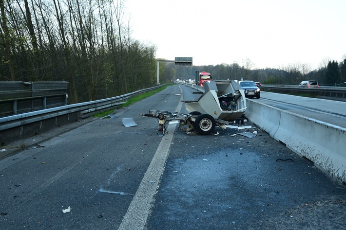 POL-RBK: Overath - Geschwindigkeitsmessanhänger auf der A 4 gesprengt