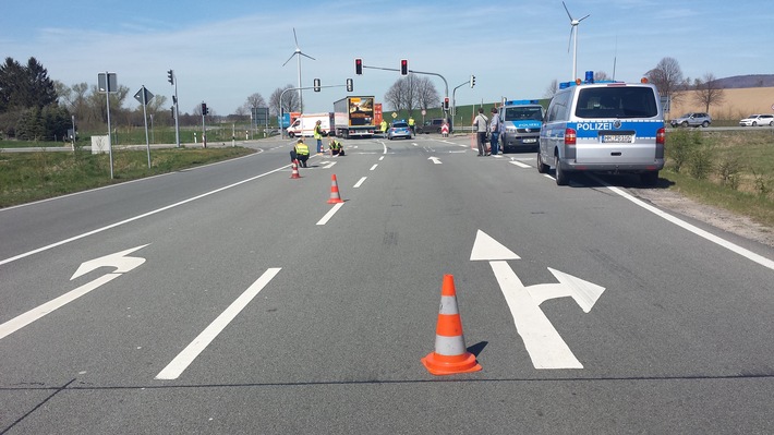 POL-HM: Tödlicher Verkehrsunfall - Bundesstraße 442 voll gesperrt