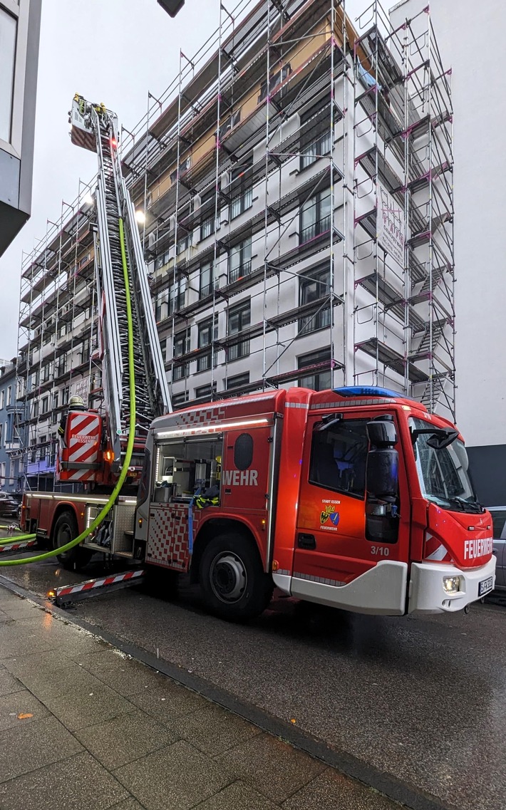 FW-E: Feuer in einem mehrgeschossigen Wohn- und Geschäftsgebäude zieht aufwendige Löscharbeiten nach sich - Dämmung fängt Feuer